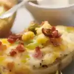 Überbackene Kartoffelhälften mit Brunch und Bacon
