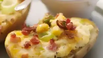 Überbackene Kartoffelhälften mit Brunch und Bacon