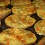Überbackene Kartoffelhälften mit Knoblauch, Sahne und Käse