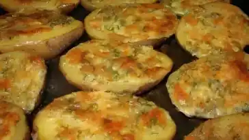 Überbackene Kartoffelhälften mit Knoblauch, Sahne und Käse