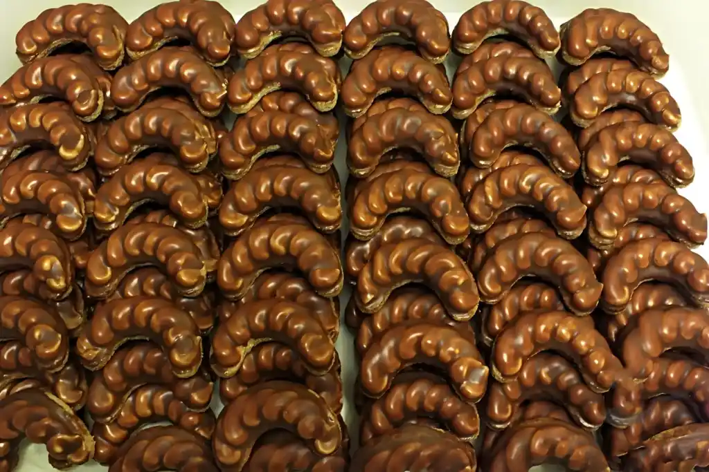 Nuss-Kipferl mit Buttercreme und Schokolade