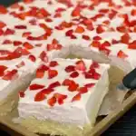 20 Minuten Erdbeer Schmand Blechkuchen mit 800g Erdbeeren1