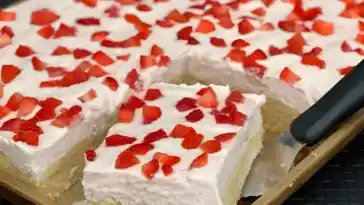 20 Minuten Erdbeer Schmand Blechkuchen mit 800g Erdbeeren1