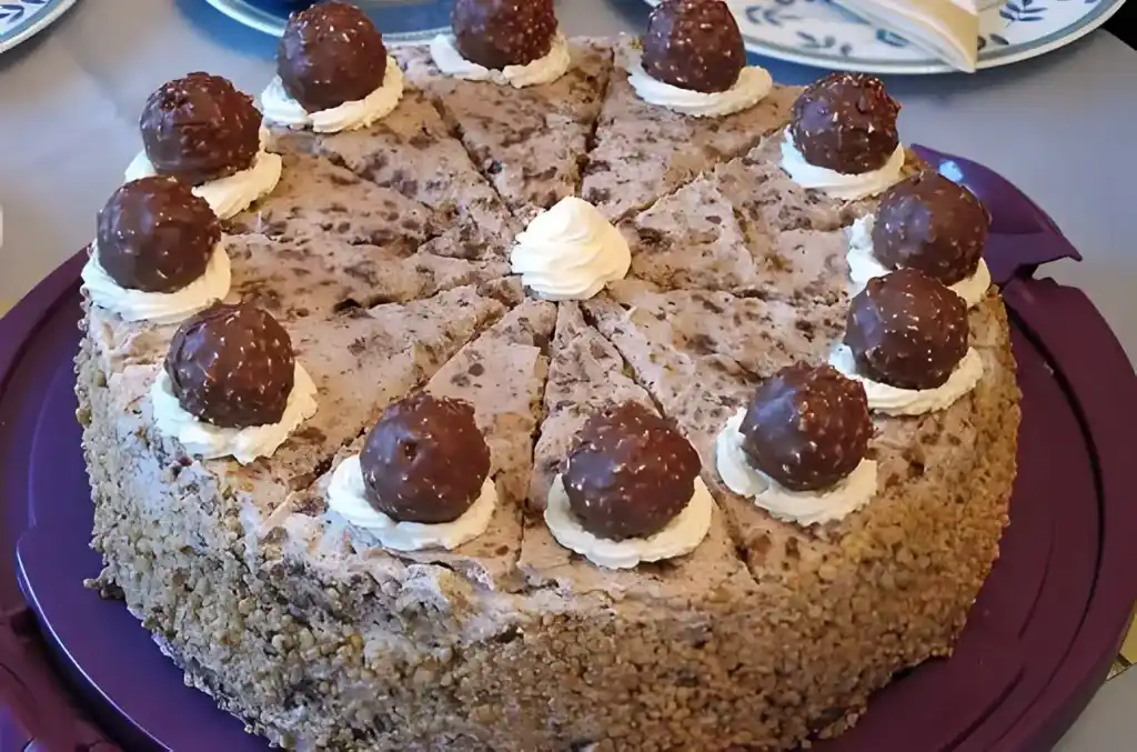 Fantastische Ferrero Rocher Torte, sie brauchen nur 1 Tortenboden ind 1L Sahne