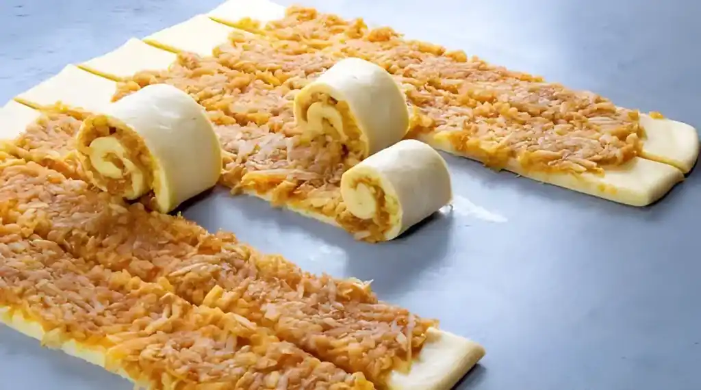 Ich vermische 650 g Mehl mit 1 Würfel frische Hefe, Omas Apfelschnecken