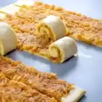 Ich vermische 650 g Mehl mit 1 Wuerfel frische Hefe Omas Apfelschnecken1