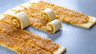 Ich vermische 650 g Mehl mit 1 Wuerfel frische Hefe Omas Apfelschnecken1