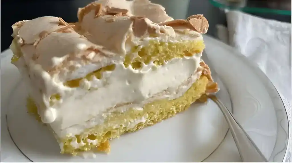Leckerer Biskuit mit 100g Mandelblätter und 500 ml Vanillecreme