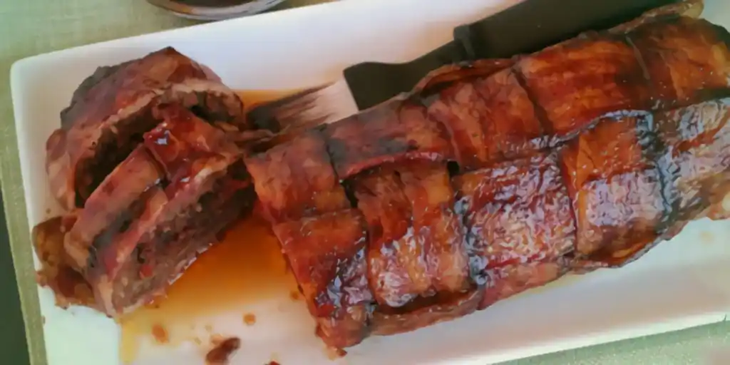 Mac’n Cheese Bacon Bomb mit Makkaroni Füllung & Barbecue Glasur