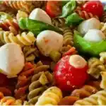 Mediterraner Nudelsalat – Eine Geschmacksexplosion fuer deine Grillgerichte