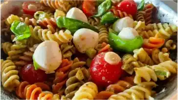 Mediterraner Nudelsalat – Eine Geschmacksexplosion fuer deine Grillgerichte