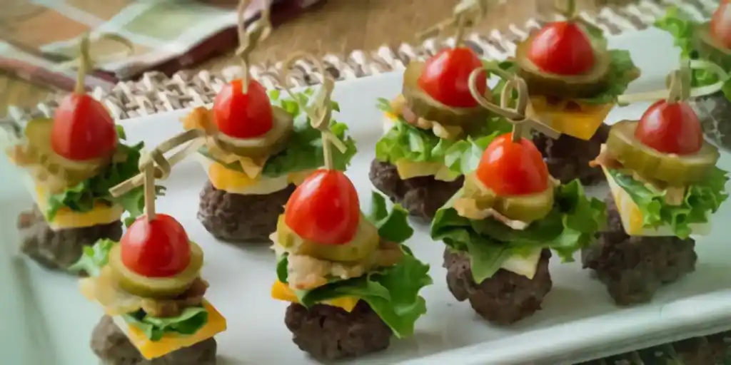 Mini Cheeseburger ohne Brot als Fingerfood