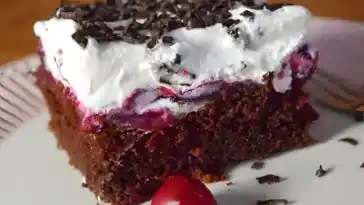 Schwarzwaelder Puddingkuchen vom Blech mit 2 Glaeser Sauerkirschen1