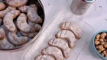 Halbmonde mit Haselnuessen im Thermomix W2xEX 2x webp