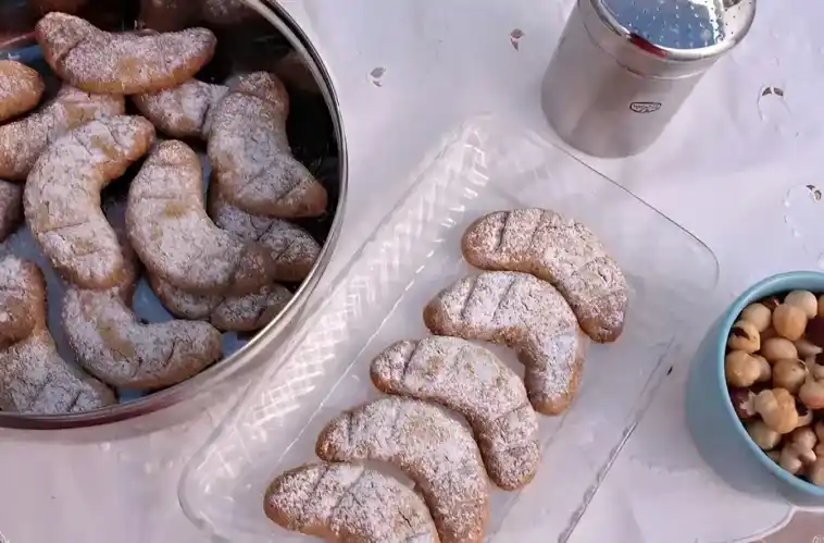 Halbmonde mit Haselnuessen im Thermomix W2xEX 2x webp