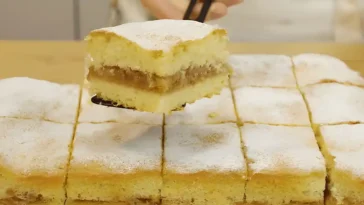 Ich veruehre 1 kg geriebene Aepfel mit 120g Zucker Apfelkuchen vom Blech1