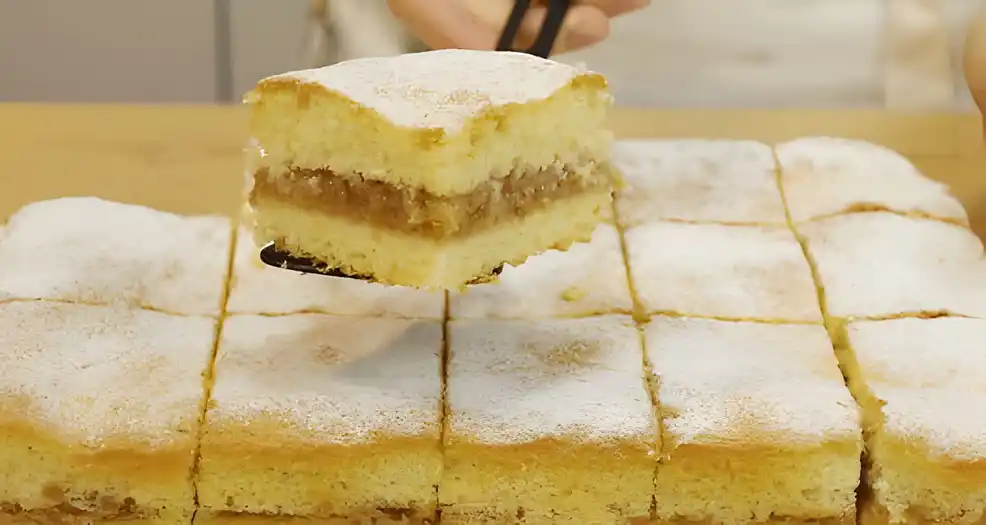 Ich verühre 1 kg geriebene Äpfel mit 120g Zucker, Apfelkuchen vom Blech