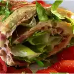 Knusprige Calzone mit wuerzigem Parma Schinken und frischem Salat – in nur 20 Minuten W2xEX 4x 2n
