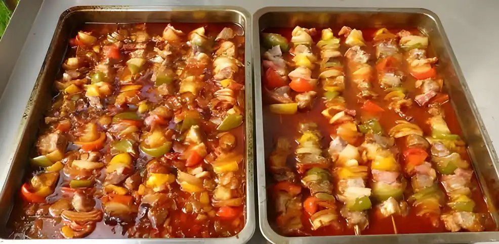 Schaschlik in selbstgemachter Schaschliksoße mit 700 g Schweinefleisch