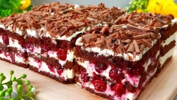 Schwarzwaelder Kirschtorte mit 800 g Schlagsahne 1 Glas Kirschen1