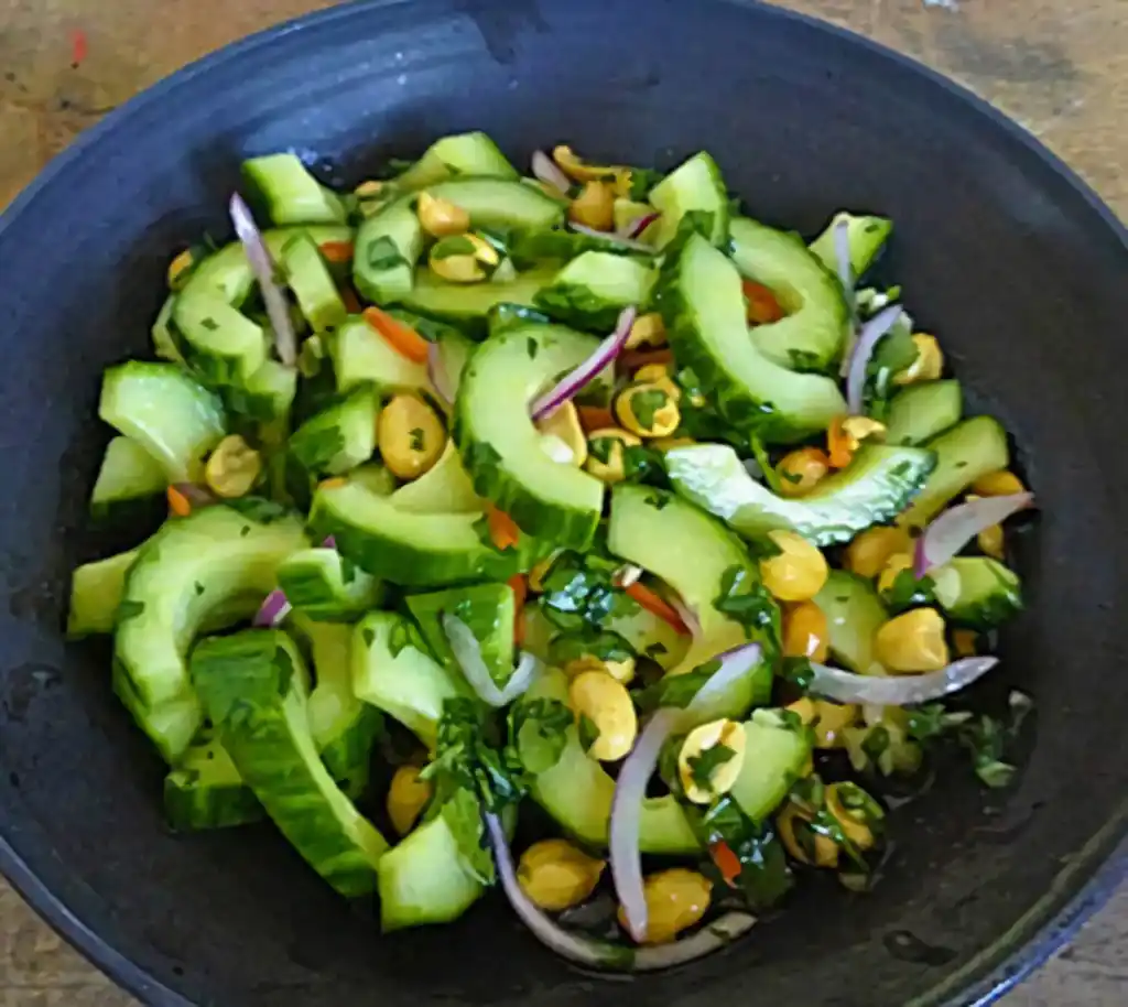 Thai Gurkensalat mit Erdnüssen und Chili