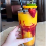 Sanfter Engel ohne Alkohol, gekühlter Orangensaft mit Vanilleeis und Sahne