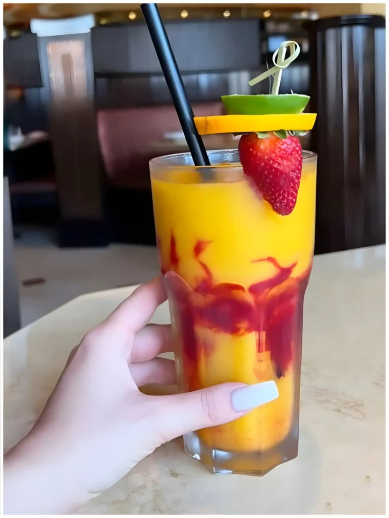 Sanfter Engel ohne Alkohol, gekühlter Orangensaft mit Vanilleeis und Sahne