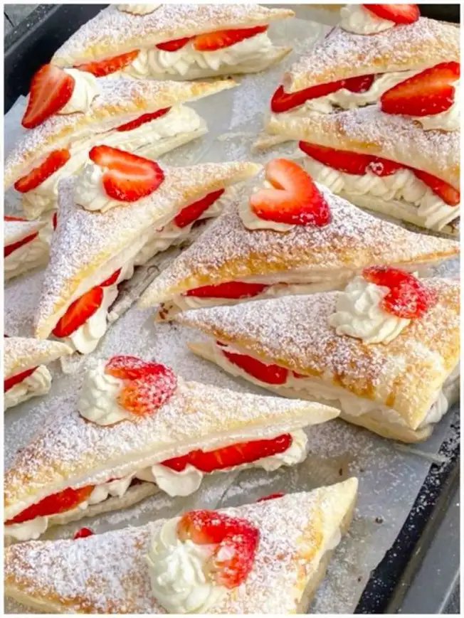 Erdbeerkissen aus Blätterteig: Schnell gebacken