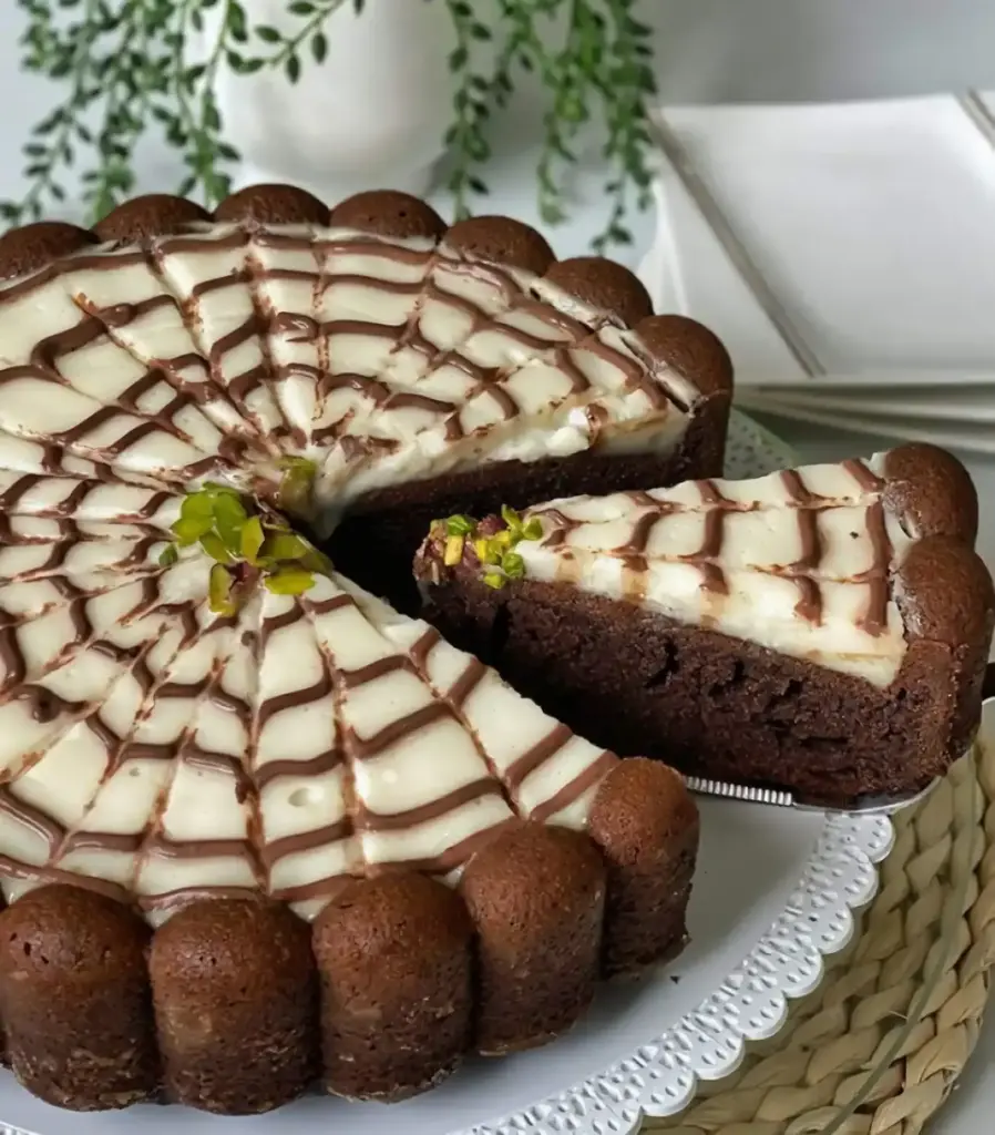 Kuchen mit Milchpudding und Kaffeesauce