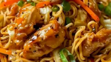 Chinesisch gebratene Nudeln mit 200 g Haehnchenfleisch W2xEX 2.5x Q99