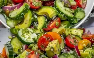 Fantastischer Salat Mit Avocado Tomate und Gurke in 10 Minuten W2xEX 2.5x