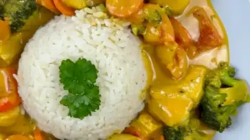 Hähnchen-Curry-Sauce mit Langkornreis
