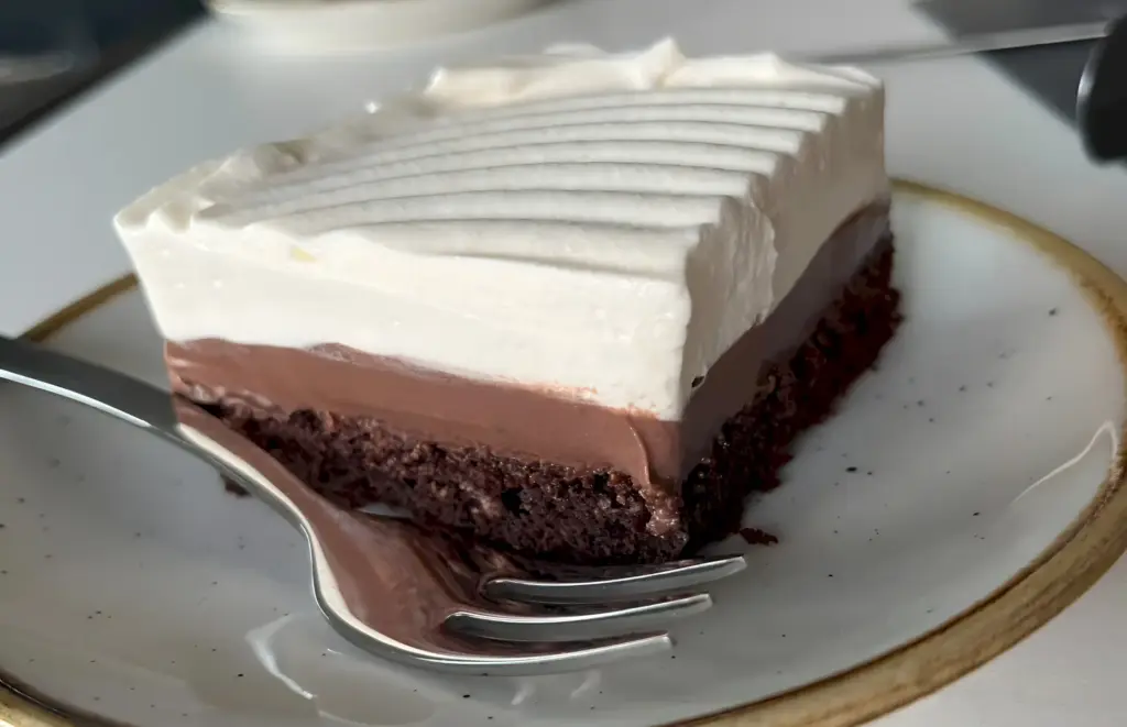 Creme-Schnitte für Naschkatzen. Schoko-Schnitten mit Schlagsahne 4 Creme Schnitte fuer Naschkatzen. Schoko Schnitten mit Schlagsahne2 W2xEX 2.5x