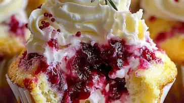 Weihnachts-Cranberry-Käsekuchen-Cupcakes – Festliches Dessert-Rezept