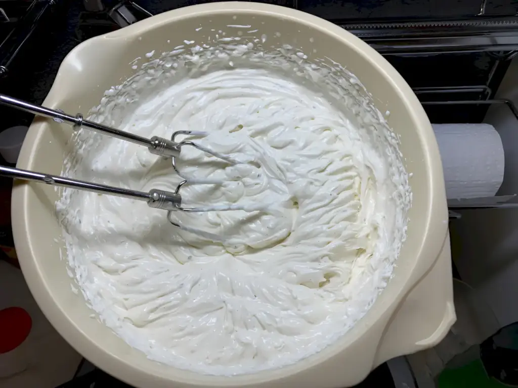 Leichte Mascarpone-Sahne-Creme die perfekte 10-Minuten-Creme für jede Torte 3 Leichte Mascarpone Sahne Creme die perfekte 10 Minuten Creme fuer jede Torte1 W2xEX 2.5x