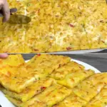 4 Kartoffeln, 3 Eier, Milch, Mehl und Mozzarella, alles zusammenmischen soo lecker!
