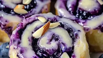Blaubeer-Käsekuchen-Rollen Rezept – Süßer und Einfacher Genuss
