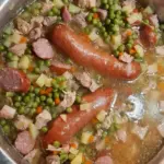 Erbsensuppe mit Gelderlaender Speck Mettenden geschaelten Rippchen Kartoffeln Erbsen Knoblauch und Gemuesesuppe Ein deftiger Genuss W2xEX 2.5x webp