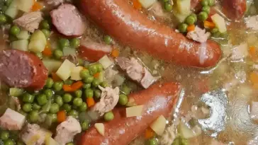 Erbsensuppe mit Gelderlaender Speck Mettenden geschaelten Rippchen Kartoffeln Erbsen Knoblauch und Gemuesesuppe Ein deftiger Genuss W2xEX 2.5x webp