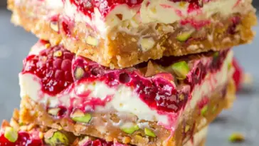 Himbeer-Pistazien-Käsekuchenriegel
