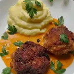 Frikadellen mit Kartoffelbrei und Zwiebelrahmsosse Ein Klassiker der Hausmannskost W2xEX 2.5x webp