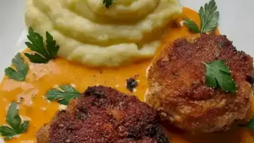 Frikadellen mit Kartoffelbrei und Zwiebelrahmsosse Ein Klassiker der Hausmannskost W2xEX 2.5x webp