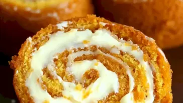 Koestlicher Kuerbis Roll mit Frischkaesefrosting