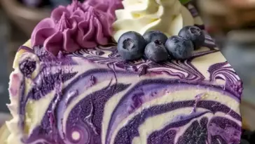 Eleganter Käsekuchen mit weißer Schokolade und Heidelbeeren