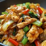 Chinesische Haehnchenpfanne mit Spitzkohl und Zwiebel