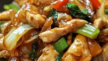 Chinesische Haehnchenpfanne mit Spitzkohl und Zwiebel