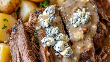 Geschmortes Rindfleisch mit Blauschimmelkase Sauce