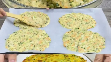 Leckere Zucchini Pizzabites mit Mozzarella aus dem Ofen