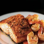 Wurziger Lachs und Garnelen nach Cajun Art