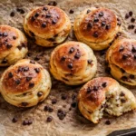 10-Minuten Schoko-Brötchen mit Quark 2 Leckere 10-Minuten Schoko-Brötchen mit Quark auf einem Teller